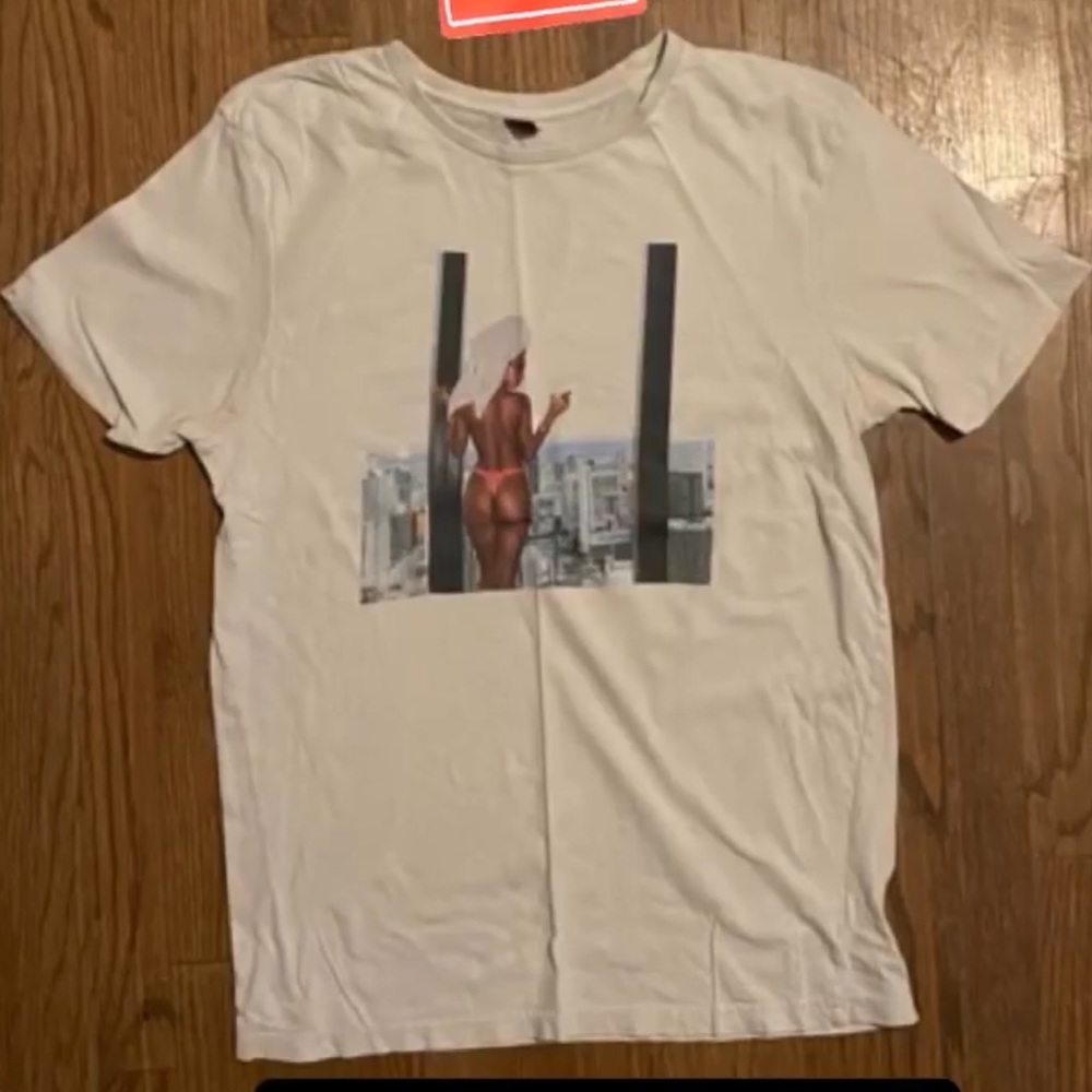 Sommer Ray Tee